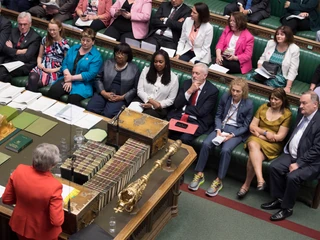 Jeremy Corbyn, lider laburzystów (na zdjęciu przysłuchuje się wystąpieniu premier Theresy May czwarty od prawej w pierwszym rzędzie) zapowiada, że jego partia nie poprze ustawy. Londyn, 15 maja 2019 r.