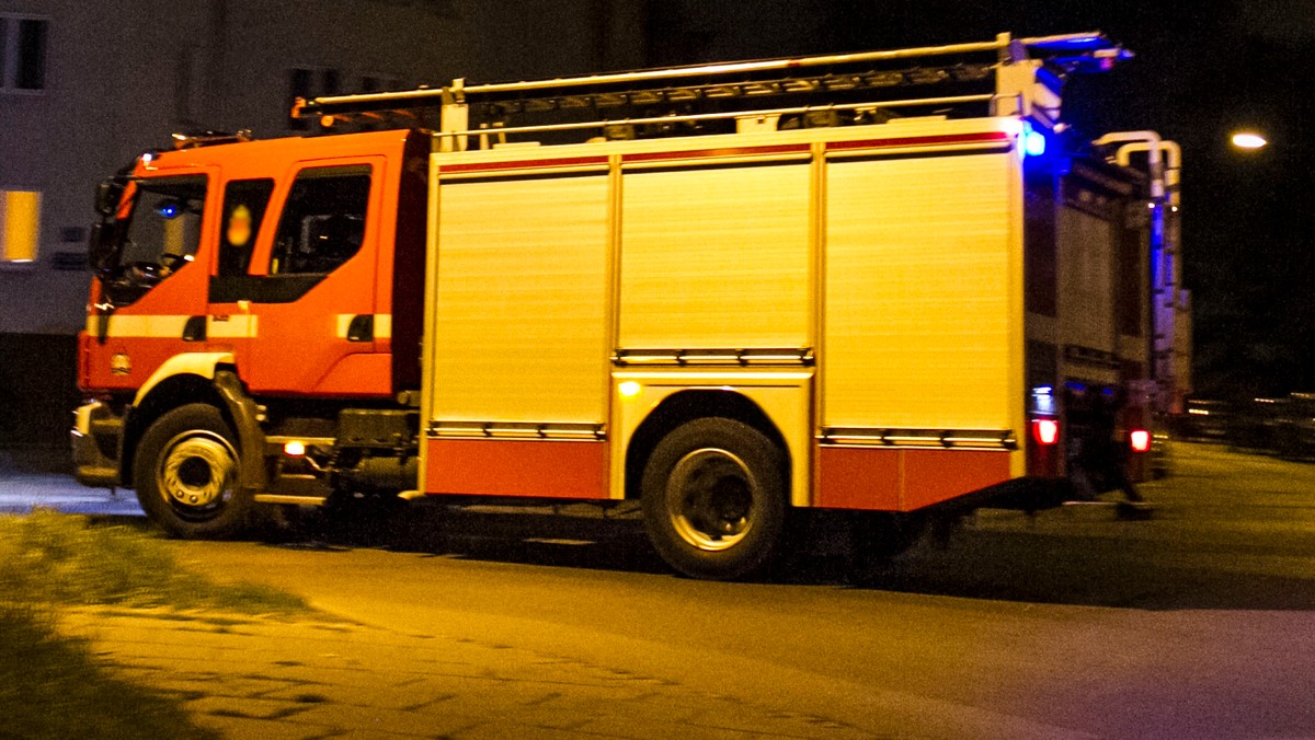 Siedem osób trafiło na obserwację do szpitala w wyniku pożaru piwnicy 10-piętrowego budynku w Kielcach. 98 mieszkańców zostało ewakuowanych - poinformowała straż pożarna. W piwnicy wieżowca przy ulicy Dolomitowej mogło dojść do podpalenia - informuje Radio Kielce.