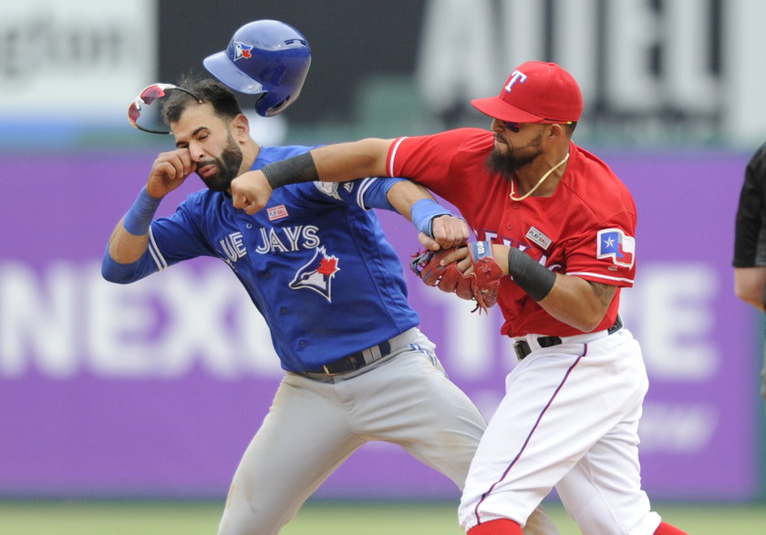 Toronto Blue Jays - Texas Rangers zakończone bójką! Co za cios!