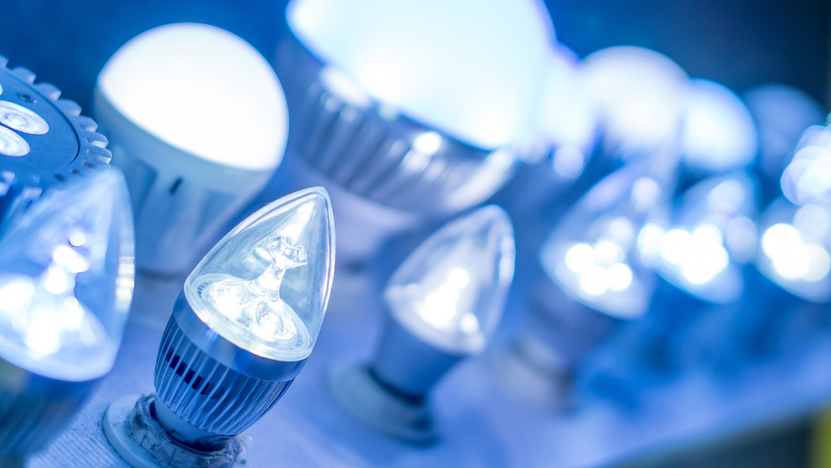 1 września 2013 r. z pomocą konsumentom kupującym domowe źródła światła przyszła dyrektywa Unii Europejskiej, która porządkuje i precyzuje minimalne wymagania dotyczące parametrów energooszczędnych źródeł światła, w szczególności tych z zastosowaniem techniki diod świecących LED, a także ujednolica sposób ich prezentacji.