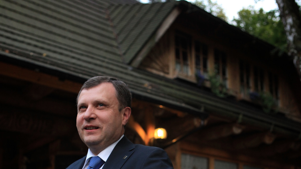 Otwartą sprawą nazwał szef sopockiego koła PO Michał Woźniak, "użycie szyldu PO" dla poparcia kandydatury Jacka Karnowskiego, któremu prokuratura postawiła kilka zarzutów. Sopocka PO poparła Karnowskiego, sprzeciwił się temu szef PO, Donald Tusk.