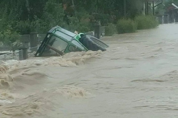 POTOP U KRAGUJEVCU! Nebo se otvorilo nad gradom, ulica pod vodom: Pešaci ne mogu da se kreću!