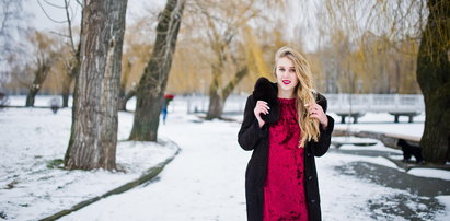 Wzorzyste sukienki na zimę 2019/2020. Najmodniejsze modele kupisz nawet za mniej niż 100 zł!