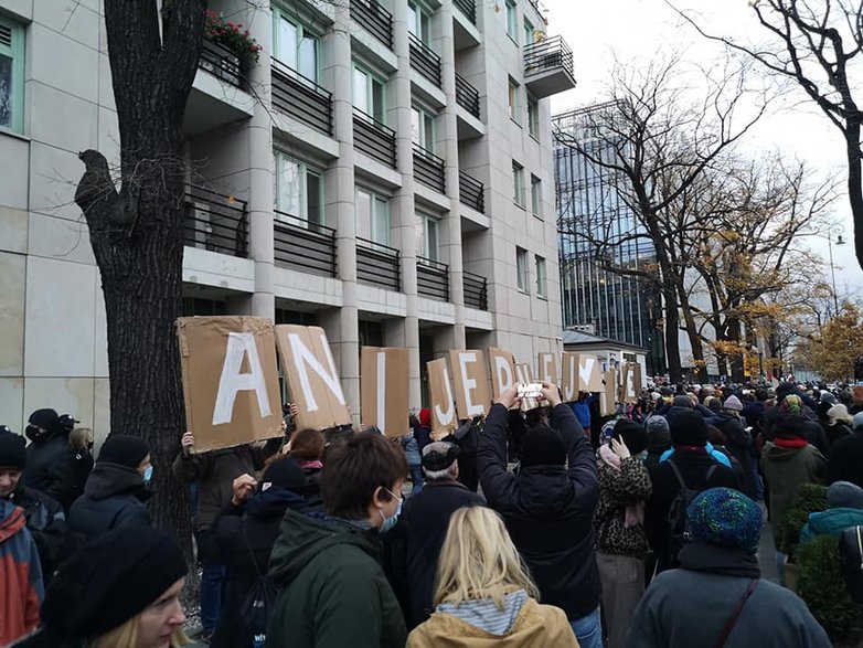 Protestujący zebrani przed siedzibą Trybunału Konstytucyjnego