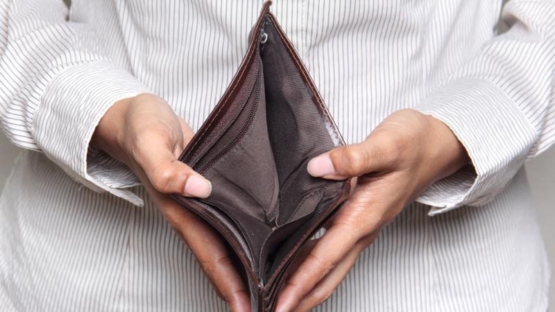 Co grozi za wyłudzenie pożyczki?<BR><BR>

Zgodnie z art. 286 KK, kto, w celu osiągnięcia korzyści majątkowej, doprowadza inną osobę do niekorzystnego rozporządzenia własnym lub cudzym mieniem za pomocą wprowadzenia jej w błąd albo wyzyskania błędu lub niezdolności do należytego pojmowania przedsiębranego działania, podlega karze pozbawienia wolności od 6 miesięcy do lat 8.