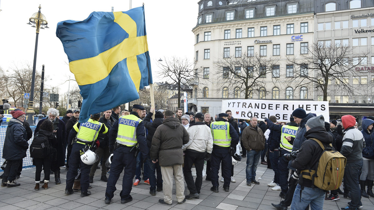 Trzech 23-letnich Polaków zostało zatrzymanych w Sztokholmie przez szwedzką policję w związku z demonstracją przeciwników imigracji. Mężczyźni podejrzani są o napaść na uczestników kontrdemonstracji.