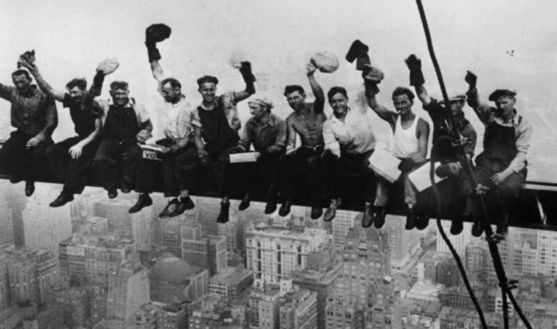 Jedno z kilku zdjęć wykonanych 20 września 1932 roku na szczycie Rockefeller Center (fot. Charles C. Ebbets)