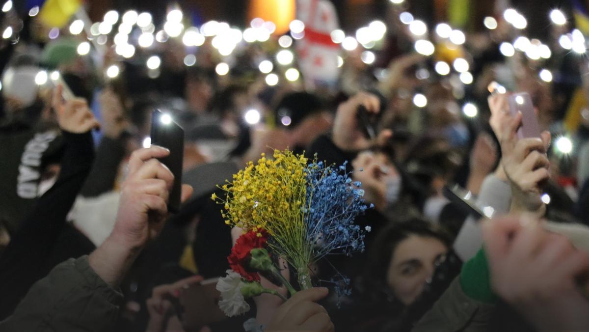 Manifestacje poparcia dla Ukrainy odbywają się w miastach na całym świecie