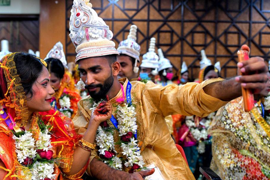 Masowe wesele w Kalkucie. Nie mogło zabraknąć ślubnego selfie