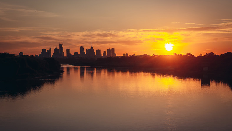 Zachód słońca nad centrum Warszawy, widok z mostu Siekierkowskiego