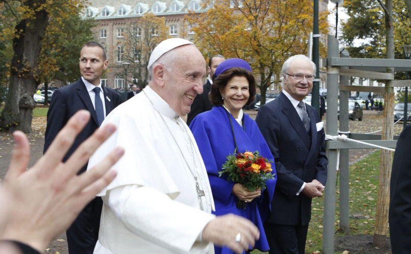 Papież Franciszek złożył kurtuazyjną wizytę szwedzkiej parze królewskiej, Karolowi XVI Gustawowi i królowej Sylwii