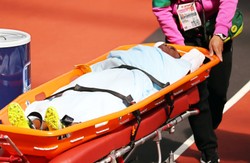 Poważny wypadek na MŚ. Lekkoatletka potknęła się na płotku. Bieżnię opuściła na noszach [FOTO]