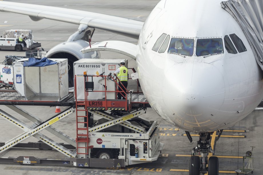 Transport cargo pod pokładem samolotów pasażerskich to dodatkowe źródło przychodów dla linii lotniczych. Stało się to szczególnie widoczne podczas lockdownu z powodu pandemii COVID-19. 