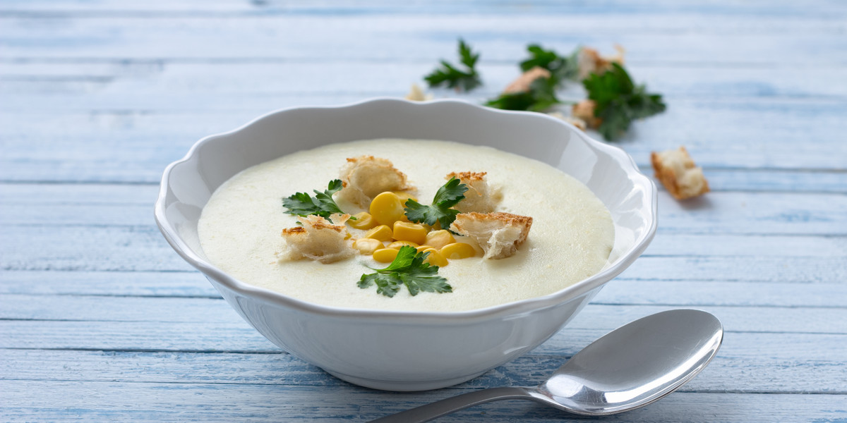 Biała warzywna zupa krem to prawdziwy zimowy hit.