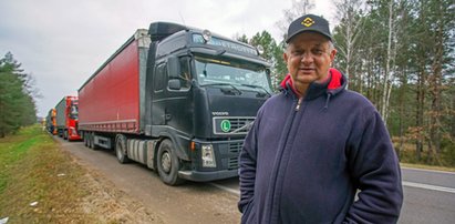 „Na szczęście jeździ tu obwoźny sklep”. Pan Wiktor, kierowca tira, kolejny dzień stoi w korku przed Bobrownikami