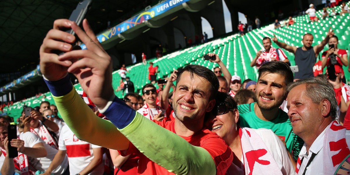 Łukasz Fabiański robi selfie z rodziną po meczu