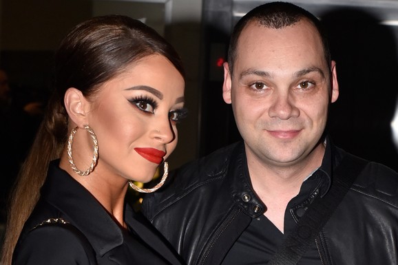 (Foto) "TATINA DEVOJČICA" Darko Filipović pozira sa ćerkom na plaži i ljubi je u obraz: Dobio ju je sa fatalnom Jasminom od koje se razveo ZBOG PREVARE