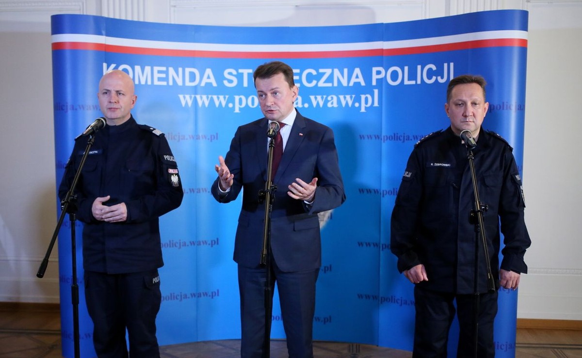 Komendant Główny Policji Jarosław Szymczyk, minister Mariusz Błaszczak oraz szef stołecznej policji Robert Żebrowski