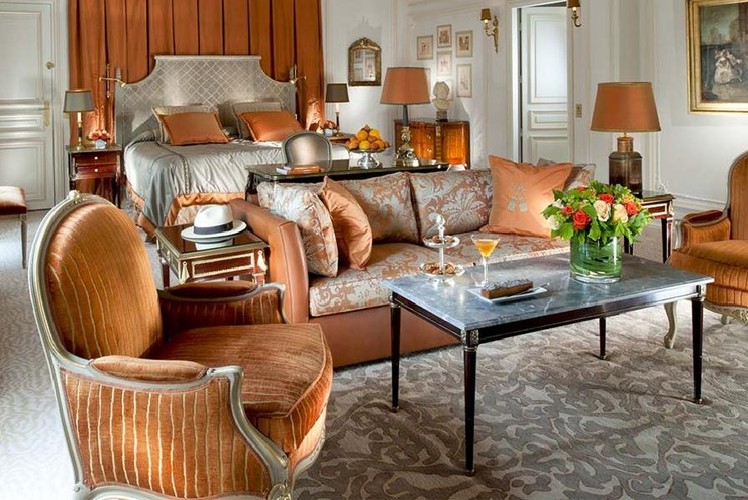 Apartament Królewski, Hôtel Plaza Athénée
<br><br>
Paryż, Francja
<br><br>
Średnia cena za noc: 27 tys. dolarów
<br><br>
Powierzchnia: 450 metrów kwadratowych
<br><br>
Największy pokój dostępny w Paryżu został dwa lata temu przebudowany przez Marie-José Pommereau. Efekt? Klasycznie urządzone wnętrza w stylu charakterystycznym dla XVIII wieku we Francji połączone z nowoczesną technologią: telewizorami zainstalowanymi za lustrami, jacuzzi i łaźnią parową. Apartament wyposażony jest w cztery sypialnie, trzy pokoje i oddzielną kuchnię.