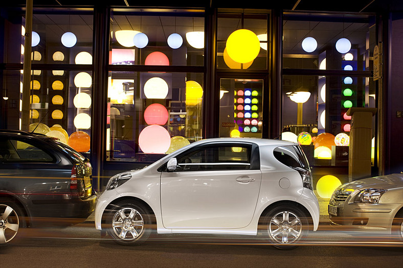 Toyota iQ: sześć nowinek technicznych zwiększających kabinę pasażerską