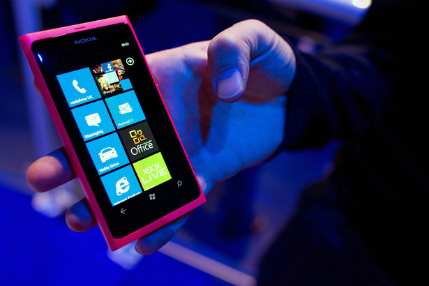 Nokia Lumia 800, smartfon z systemem operacyjnym Windows Phone przeznaczony na rynki europejskie.