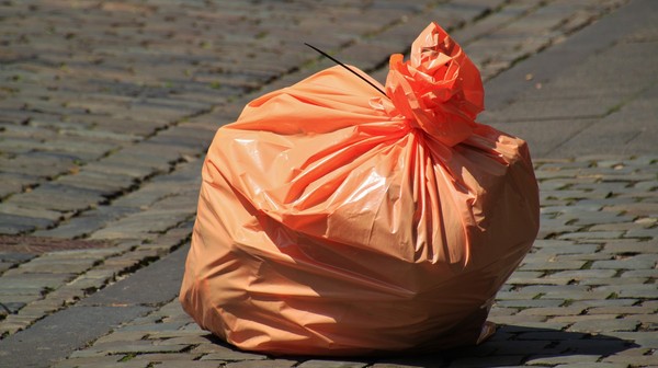 Plastikowe worki, które trafiają do nieodpowiedniego pojemnika, stają się zanieczyszczeniem. O ile dla frakcji tworzyw sztucznych i metali, worek stanowi surowiec wtórny, o tyle już w przypadku szkła, papieru i odpadów bio jest niepożądany