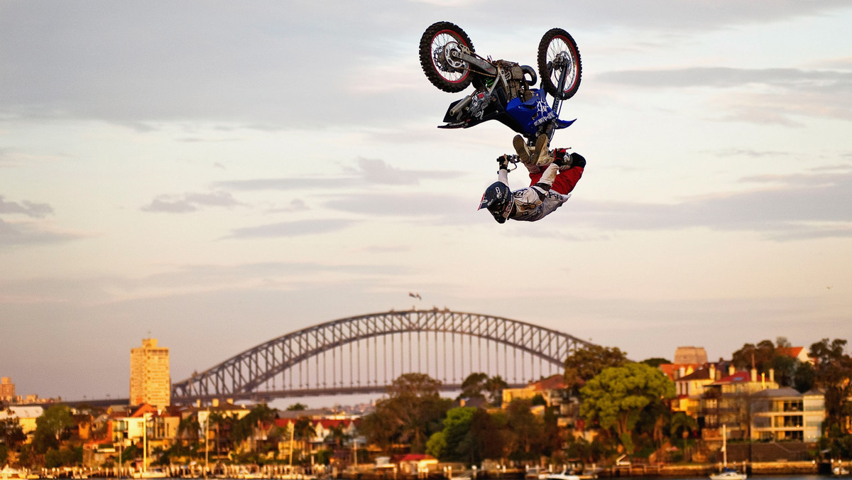 Eigo Sato, zawodnik najbardziej znany z wielokrotnych startów w największych zawodach FMX - Red Bull X-Fighters, zmarł w czwartek w szpitalu. Motocrossowiec doznał obrażeń podczas treningu.