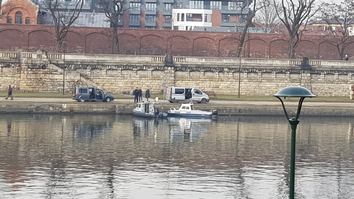 W Krakowie z Wisły wyłowiono zwłoki mężczyzny. Zauważył je przypadkowy przechodzień. - Stan rozkładu wskazuje, że ciało mogło spędzić w wodzie kilka tygodni - mówi w rozmowie z Onetem mł. insp. Sebastian Gleń, rzecznik małopolskiej policji.