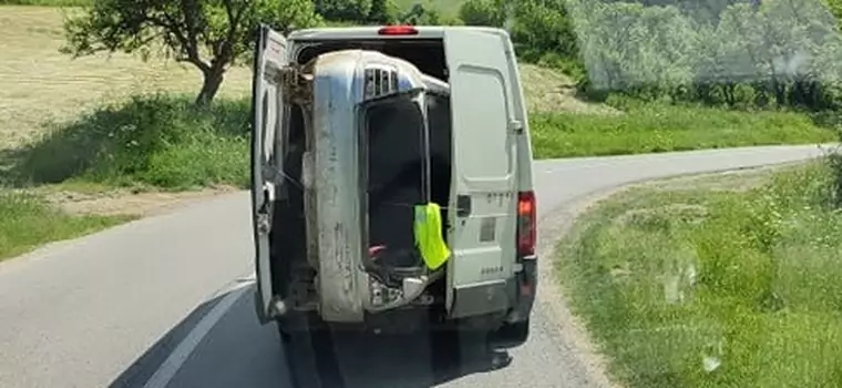 Furgonem przewoził auto ustawione bokiem. To trzeba zobaczyć