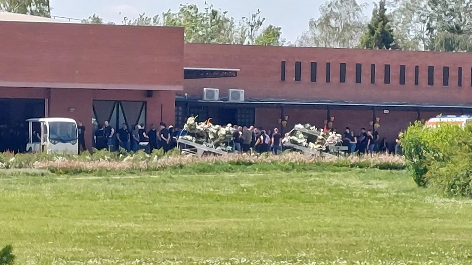 Nekoliko desetina ljudi pristiglo je na Gradsko groblje u Novom Sadu