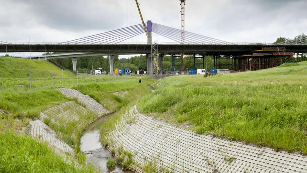 Komu potrzebny był kosztowny wiadukt nad niewielkim potokiem na autostradzie A-1 przez który teraz jeździmy objazdami? Budowla pochłonie już 100 mln zł i nie wiadomo czy będzie gotowa w przyszłym roku.