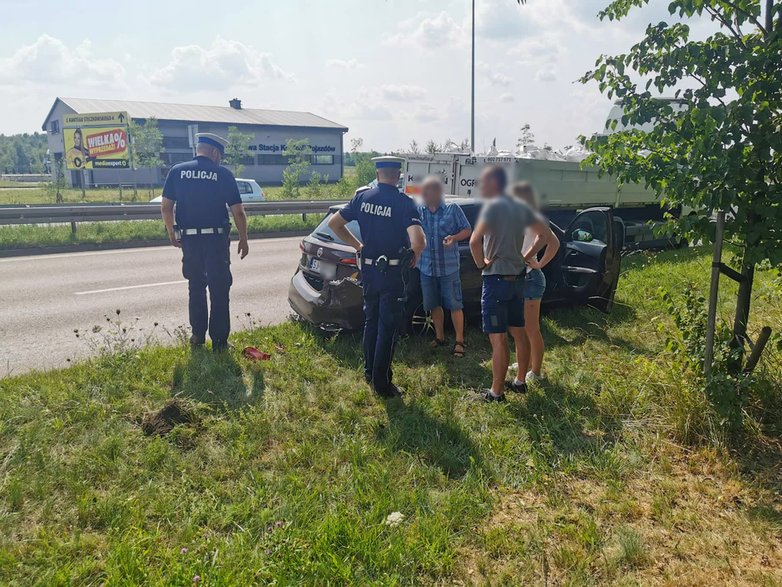 Tir z nieznanych przyczyn zepchnął z drogi osobówkę