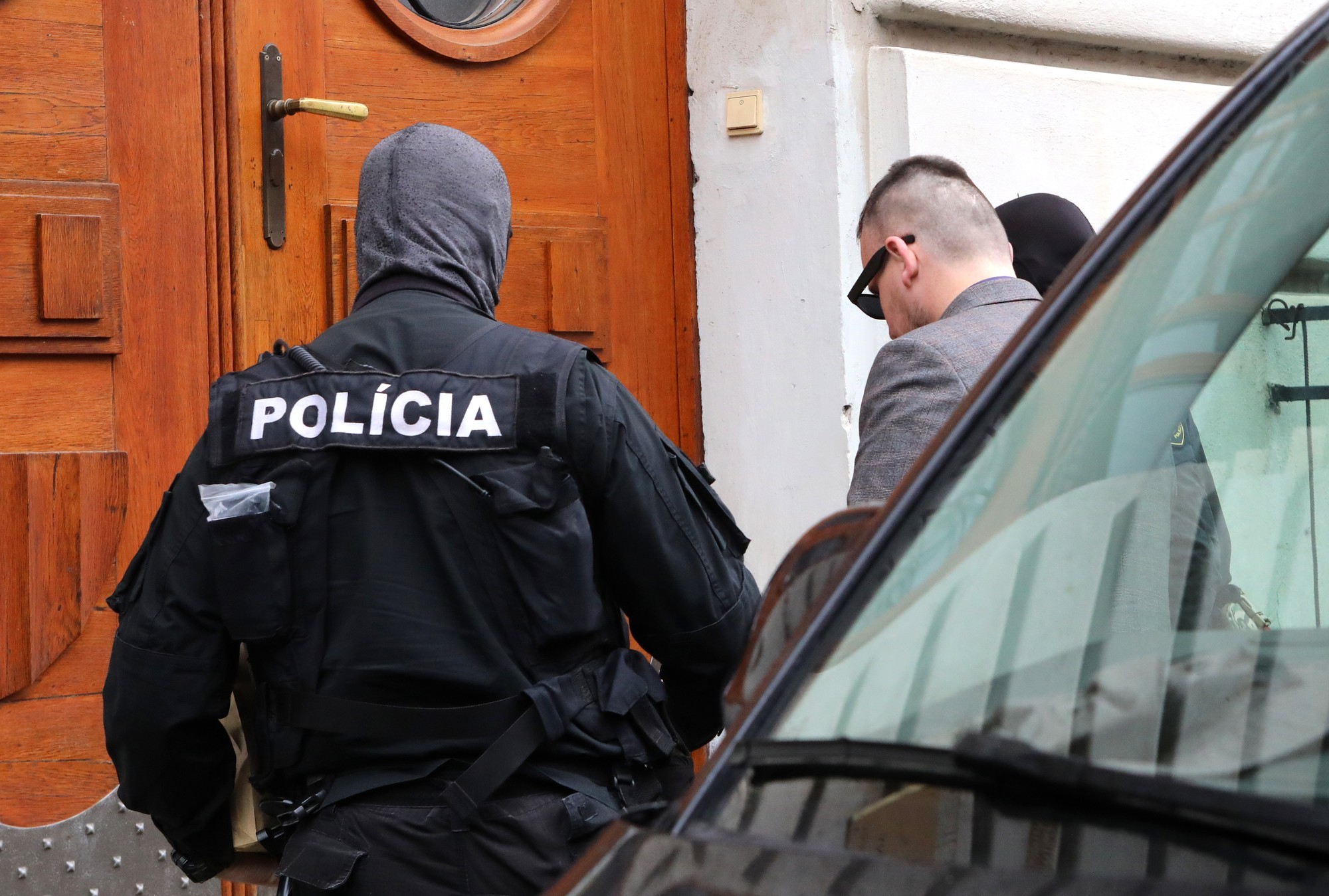 Eskorta privádza Daniela Bombica na Špecializovaný trestný súd v Banskej Bystrici 18. apríla 2025.