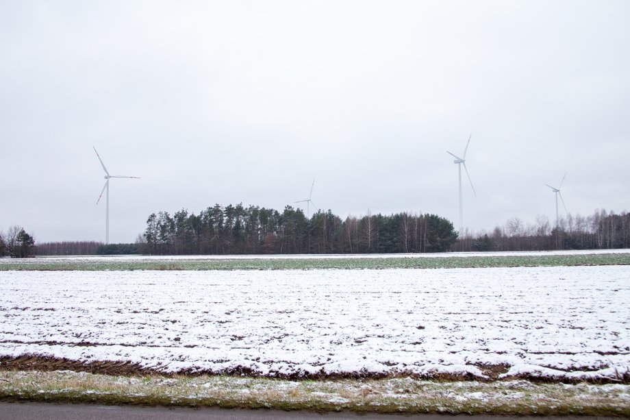 Farma wiatrowa we wsi Dębinki