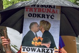 Plakat z Julią Przyłębską i Jarosławem Kaczyńskim, trzymany przez demonstrantów przed siedzibą TK. 13 lipca 2021 r.