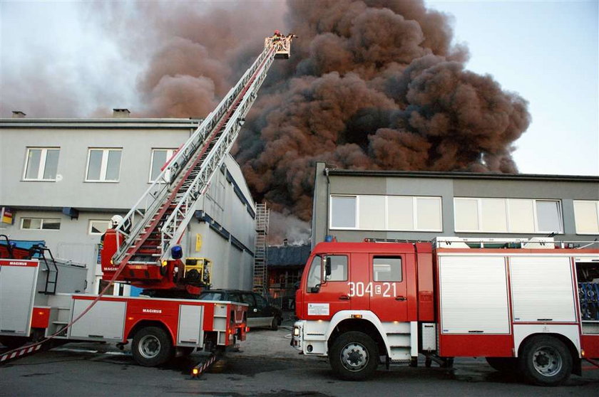 Pożar hali w fabryce folii