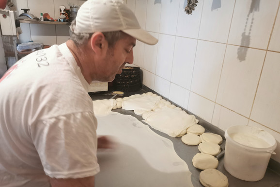 On napravi 100 TEPSIJA bureka u jednoj smeni! Ljuboje je čuveni pekar iz Čačka i jednu stvar ne razume: "Mladi neće ovo da rade, čim uđu svi pitaju ISTO"