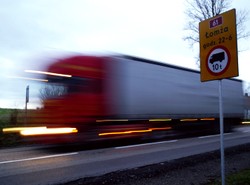 Wicher zdmuchnął naczepę tira. Most zablokowany