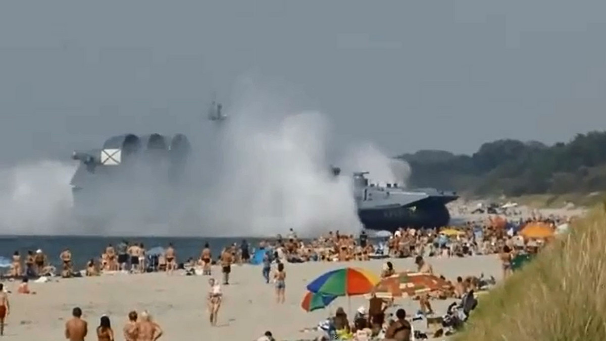 Setki osób na plaży w Mechnikove koło Bałtijska w obwodzie Kaliningradzkim było mocno zaskoczonych, gdy... obok nich przybił do brzegu potężny, wojskowy poduszkowiec Zubr. Zdjęcia i wideo zrobione przez plażowiczów szybko zyskały wielu fanów w internecie.