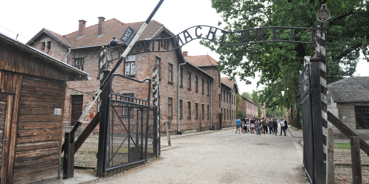 Rozebrali się do naga i zabili jagnię pod bramą Auschwitz. Tak się tłumaczą