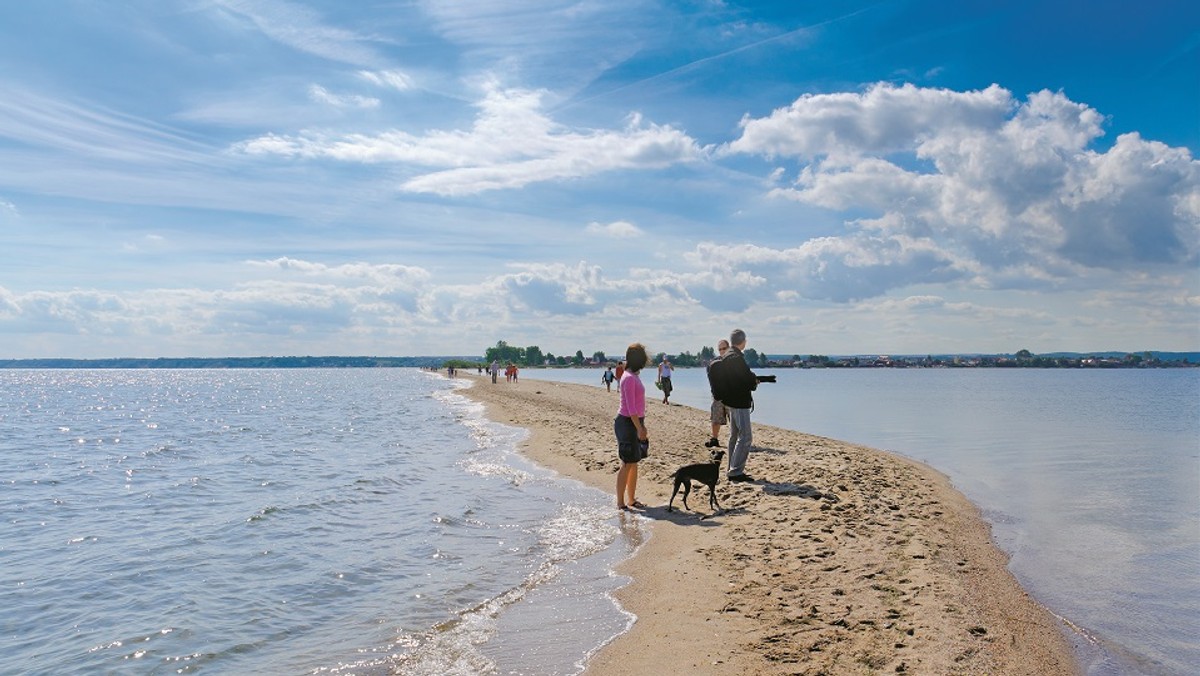 Widok na Cypel Rewski – wąski pas piaszczystego lądu o długości około kilometra przypomina naturalne molo 