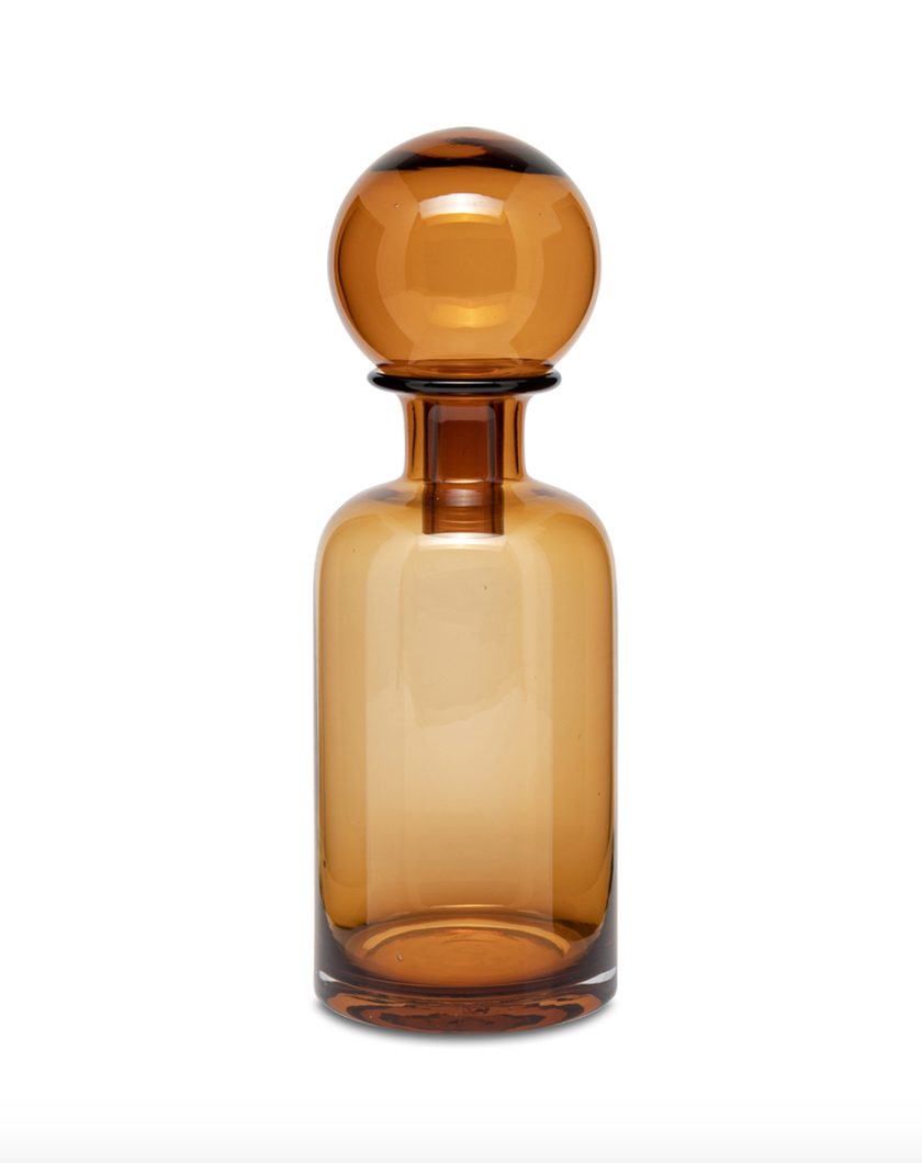Dekorative Glas-Flasche in der Farbe «Hazelnut» von Manor Collections für rund 18 Franken.