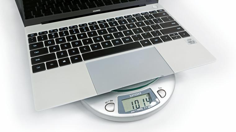 Huawei MateBook X – laptop ma masę zaledwie około kilograma, zatem jest lżejszy od MateBooka 13 i X Pro o ponad 20%