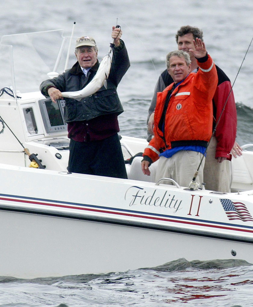 George H.W. Bush z synem na rybach