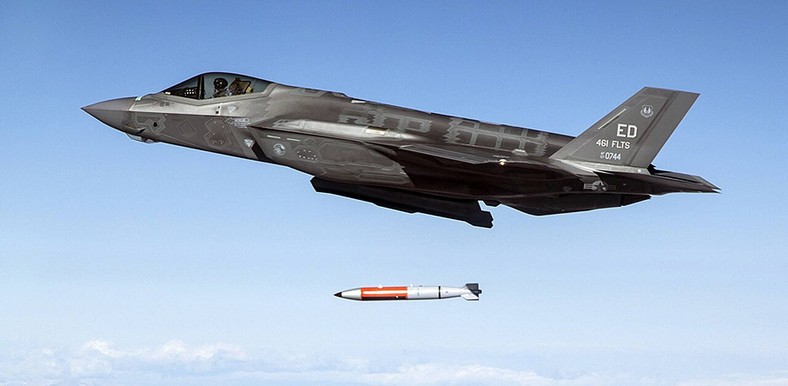 Bomba jądrowa B61 rozmiarem nie odbiega od konwencjonalnych bomb używanych przez U.S. Air Force
