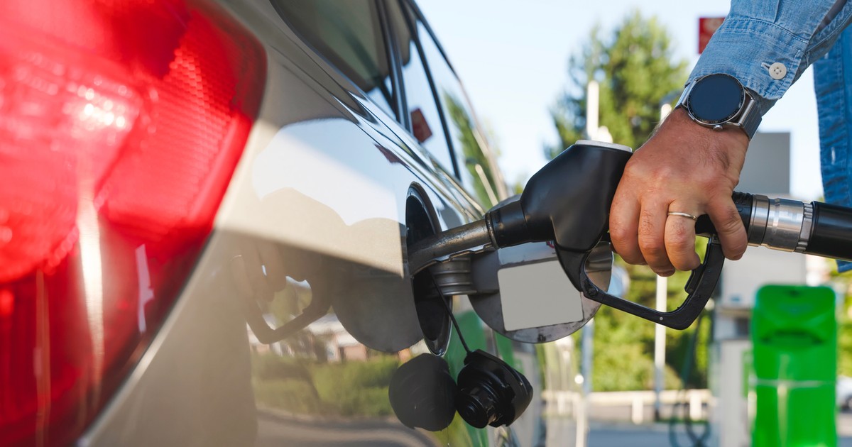 Donald Tusk pokazuje paliwo po 5,18 zł. Eksperci mówią o lokalnej anomalii