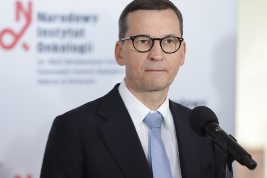 Mateusz Morawiecki przegrywa z biurokracją. Tym razem to nie wina Putina, a koleżanek i kolegów premiera z rządowych i parlamentarnych ław. Każdego dnia pierwszej połowy 2022 r. powstawało w Polsce średnio 119 stron ustaw i rozporządzeń. W sumie 14 487 stron. Na ich przeczytanie przeciętny człowiek potrzebowałby prawie 500 godzin. Gdyby robił to w pracy, musiałby poświęcić na lekturę połowę swojego czasu: codziennie po 3 godziny i 58 minut