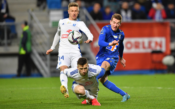 Zawodnicy Wisły Płock Piotr Tomasik (C) i Mateusz Szwoch (L) oraz Jakub Kamiński (P) z Lecha Poznań podczas meczu 29. kolejki piłkarskiej Ekstraklasy