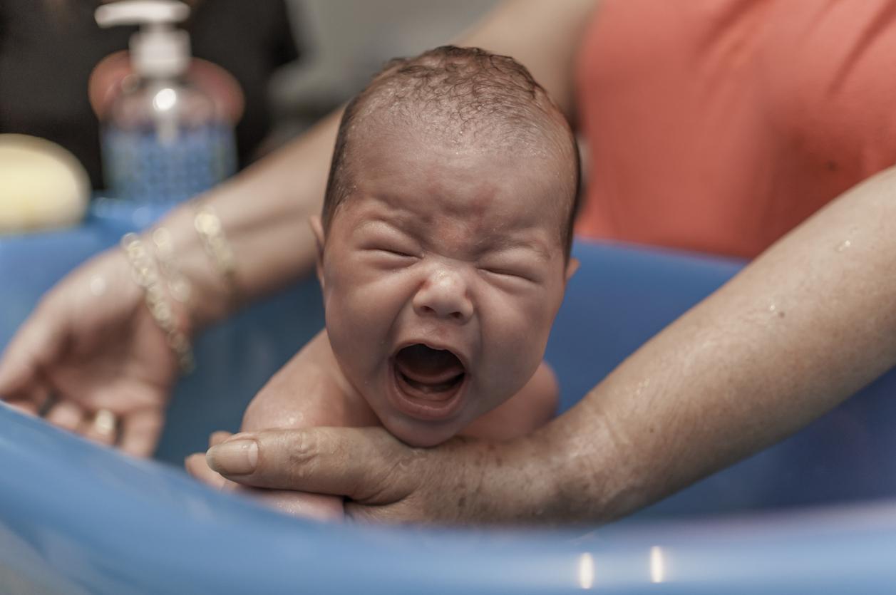 Купаться после родов. Новорожденный ребенок с волосами. Ребенок плачет. Дети рождаются с волосами. Младенцы с волосами рождаются.