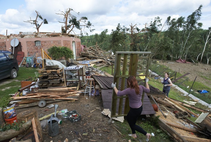 Skutki trąby powietrznej, która przeszła nad Borami Tucholskimi - Nagroda Rzeczpospolitej i II miejsce w kategorii Wydarzenia dla Adama Warżawy, Polska Agencja Prasowa, BZ WBK Press Foto 2013.